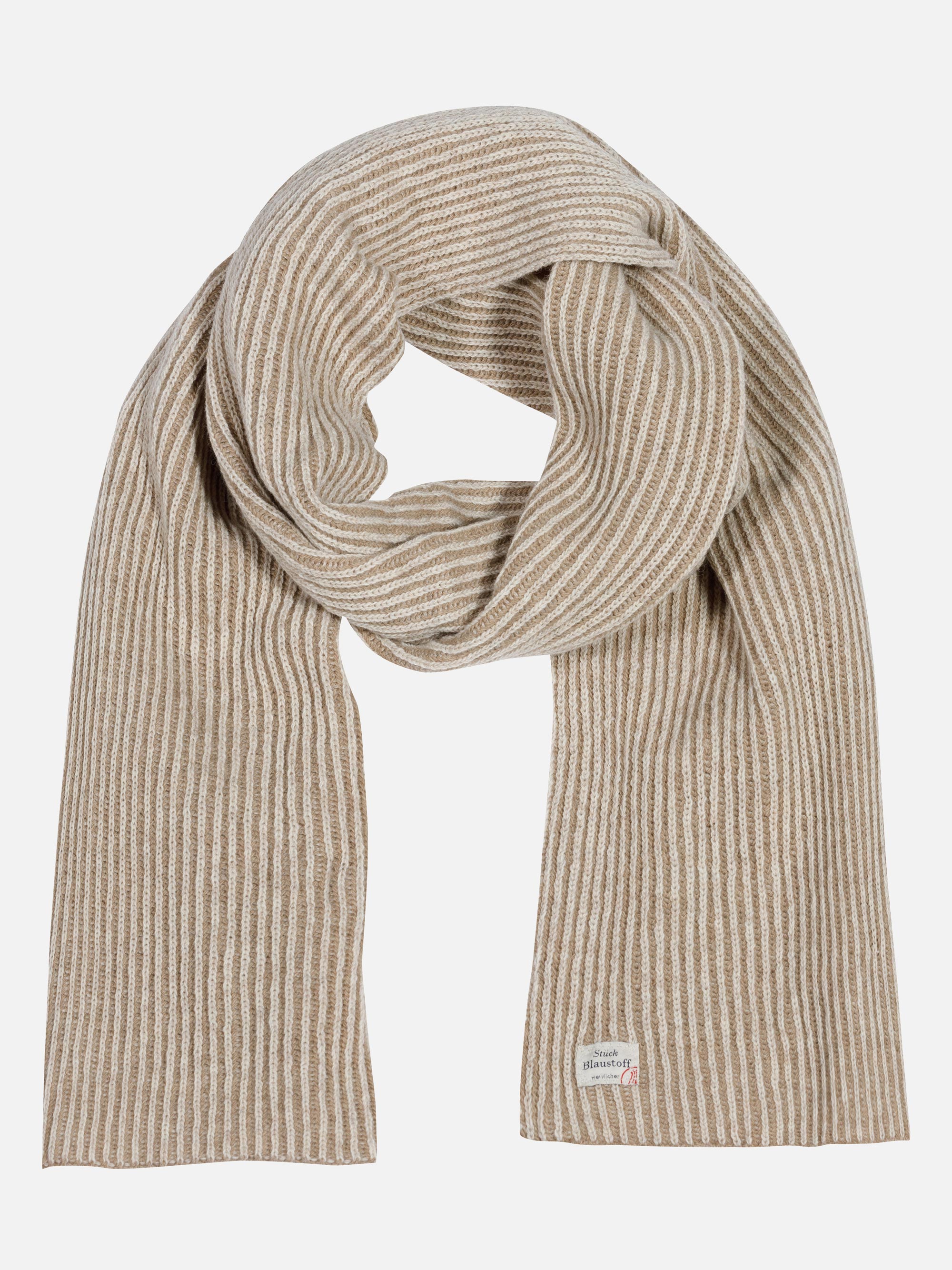 Ein beige-weiß gestreifter Strickschal liegt flach auf einem weißen Hintergrund. An einem Rand des Schals ist ein kleines Stoffschildchen angenäht.