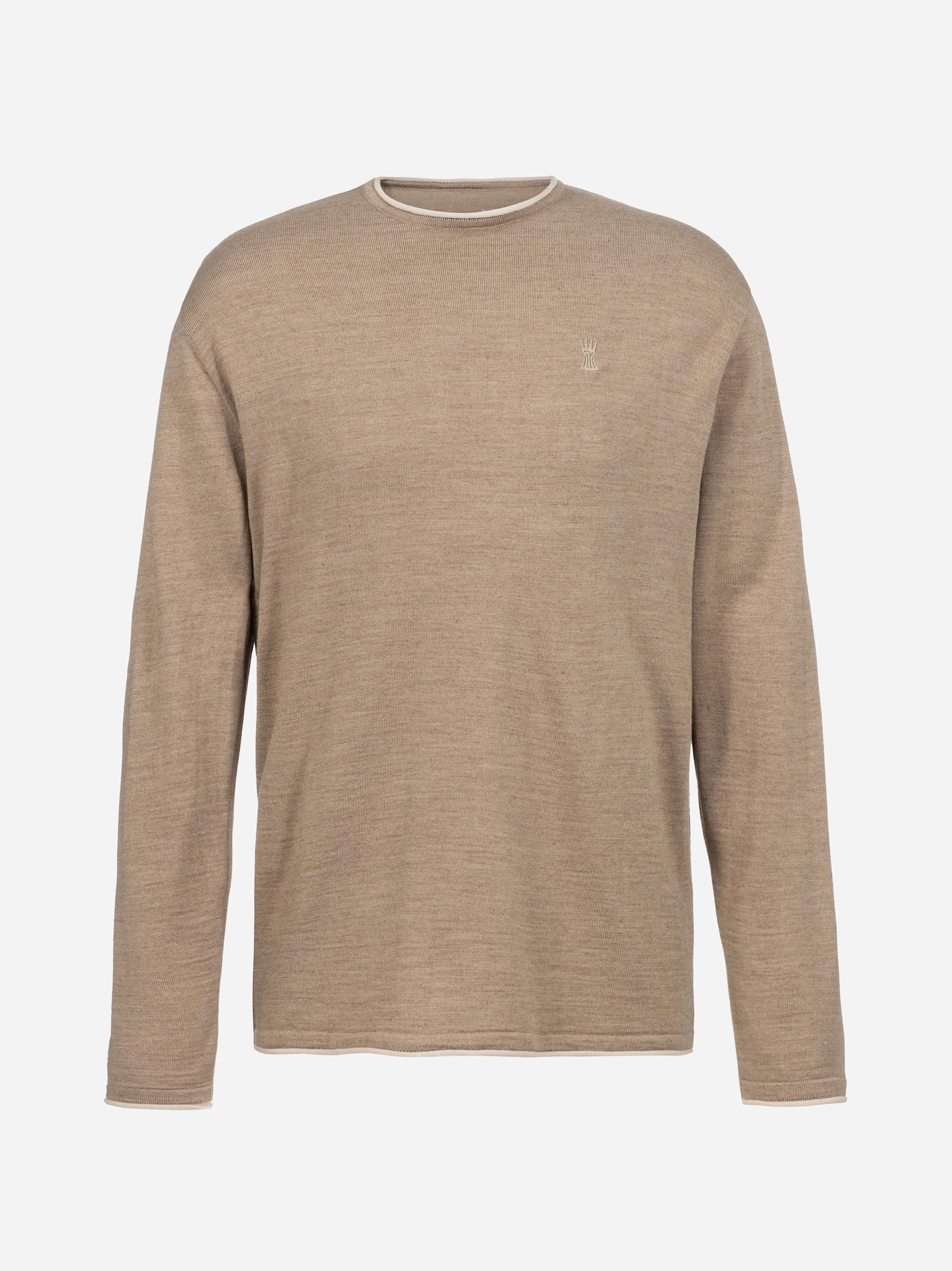 Beigefarbener, langärmeliger Pullover mit Rundhalsausschnitt und dezentem, weißem, gesticktem Logo auf der linken Brust sowie weißem Besatz an Kragen und Ärmelbündchen auf einfarbig weißem Hintergrund.