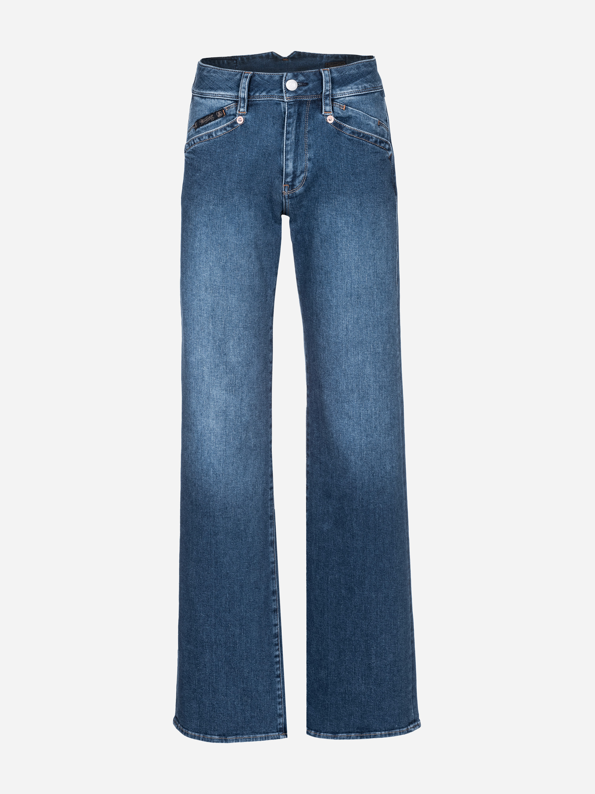 Blaue Jeans mit hoher Taille und weitem Bein, mit Vorder- und Gesäßtaschen, Gürtelschlaufen und Knopfleiste auf weißem Hintergrund.