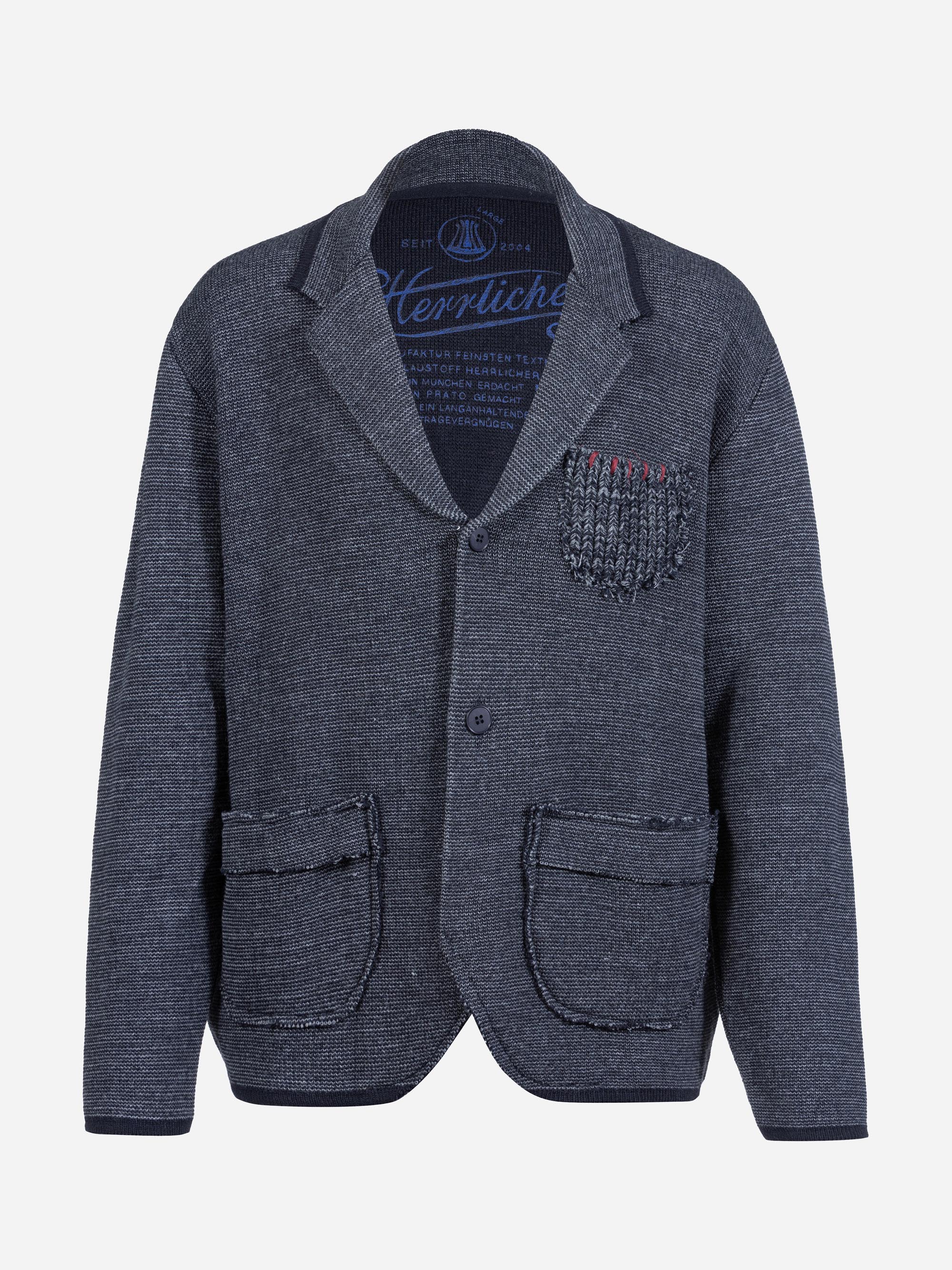 Dunkelgrauer Strickblazer mit zwei aufgesetzten Vordertaschen, einer Brusttasche mit strukturiertem Muster und zwei Knöpfen. Der Blazer hat ein gekerbtes Revers und dezente Nähte.