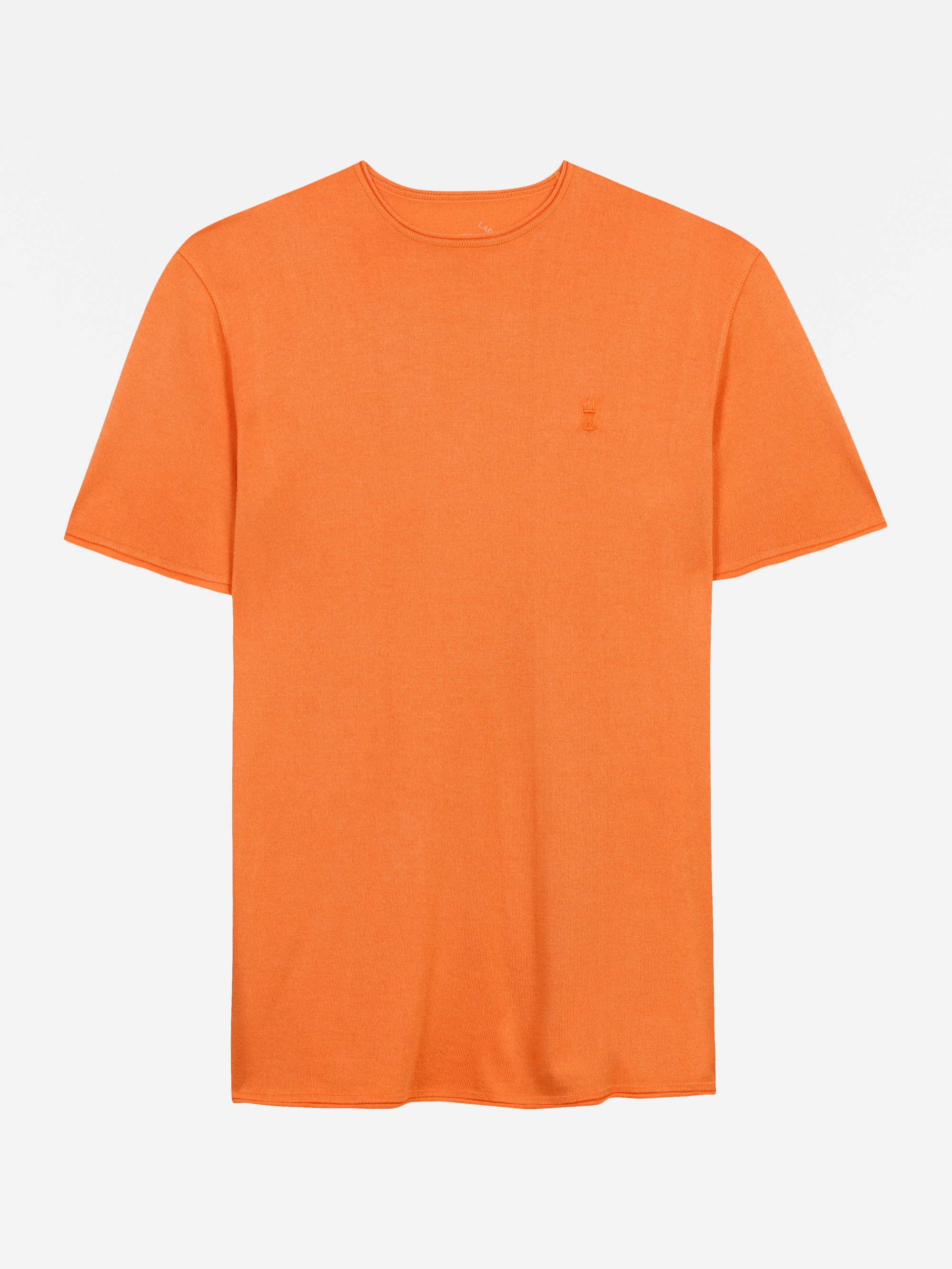 Ein einfaches, kurzärmeliges, orangefarbenes T-Shirt, das flach auf einem weißen Hintergrund liegt.