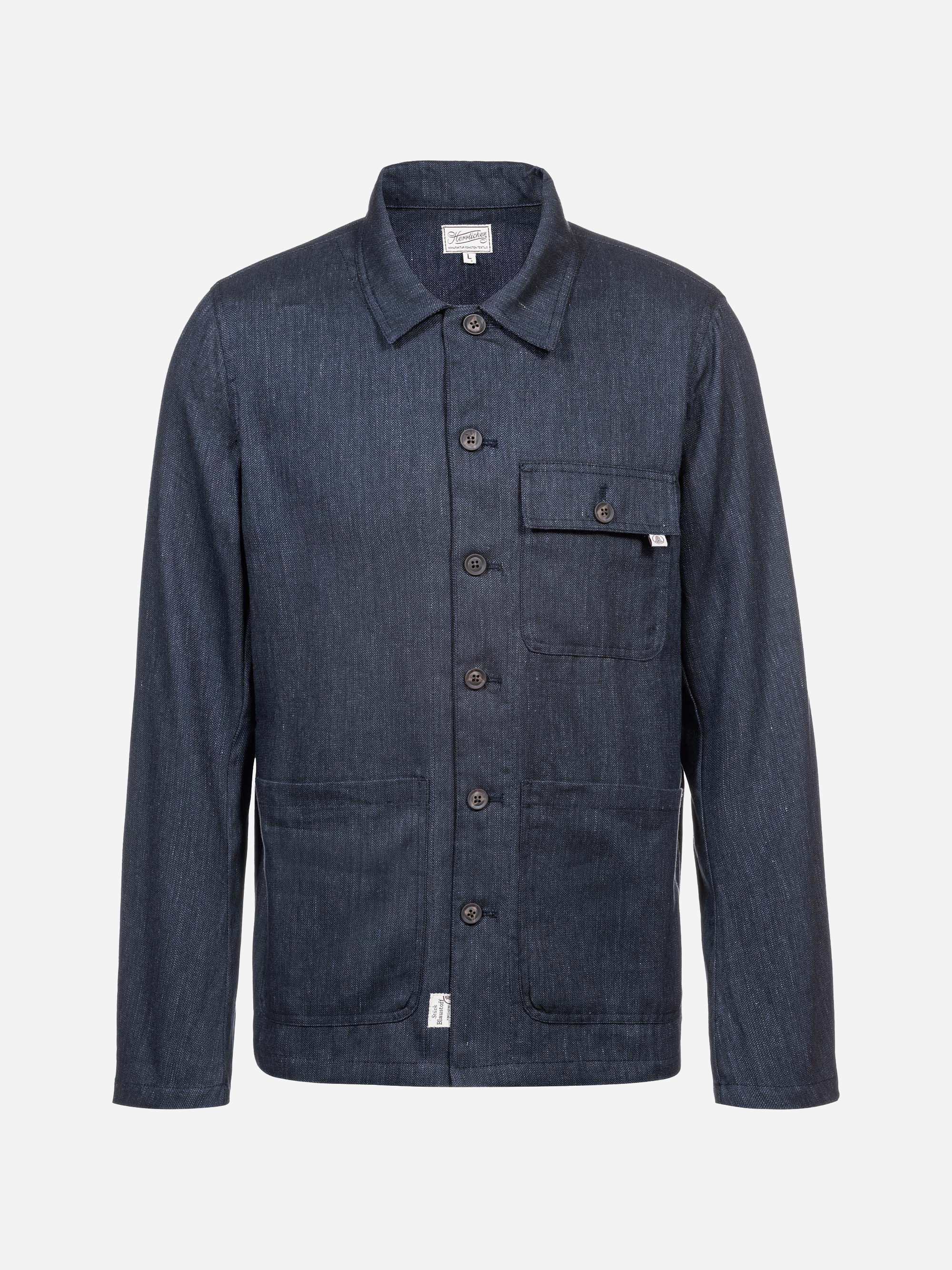 Eine dunkle Jeansjacke mit Knopfleiste, Kragen, langen Ärmeln, drei Vordertaschen und sichtbaren Nähten auf weißem Hintergrund.