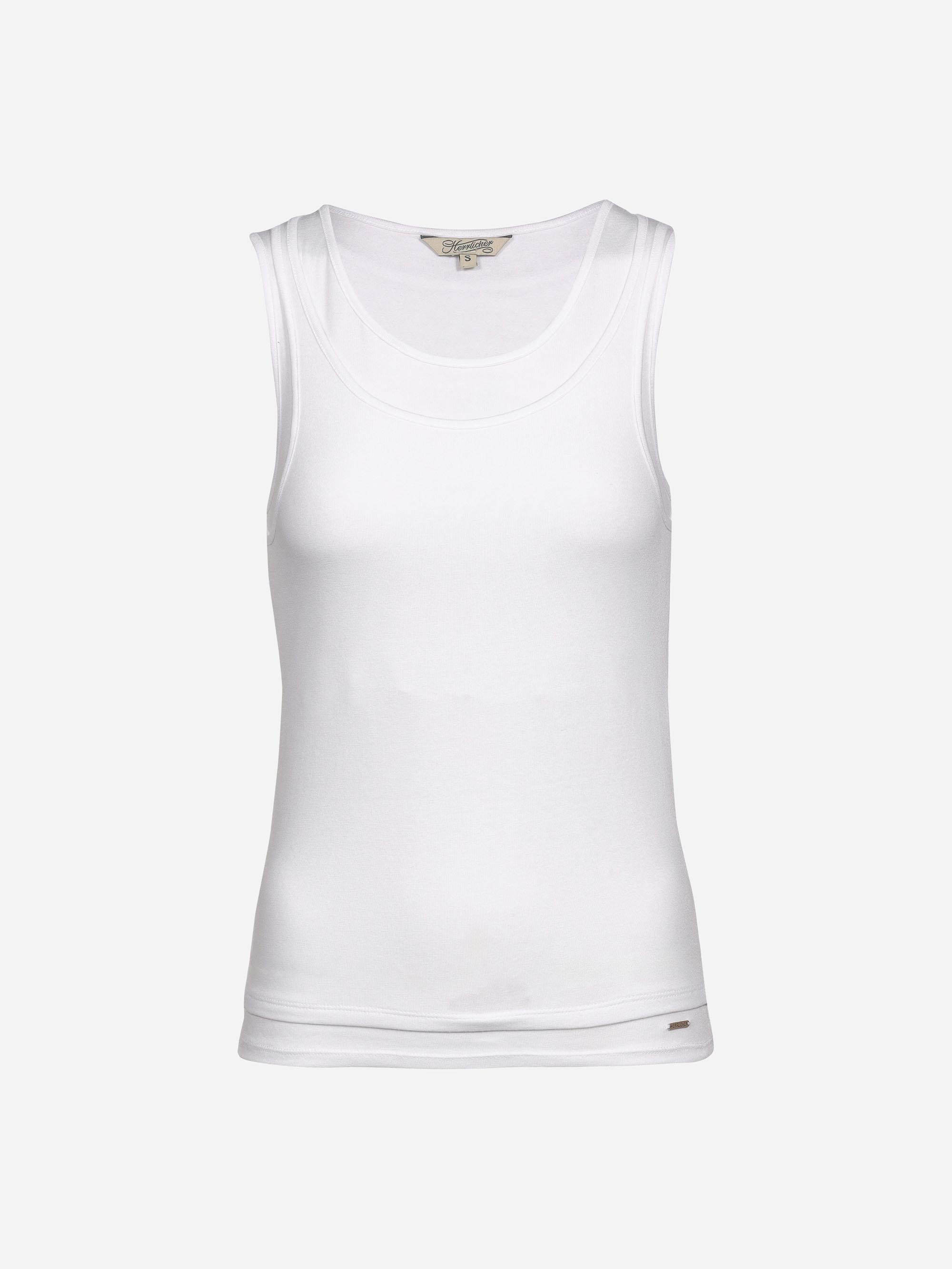 Ein ärmelloses weißes Tank-Top mit Rundhalsausschnitt, das sich vor einem schlichten hellgrauen Hintergrund präsentiert. Der Stoff wirkt glatt und tailliert.