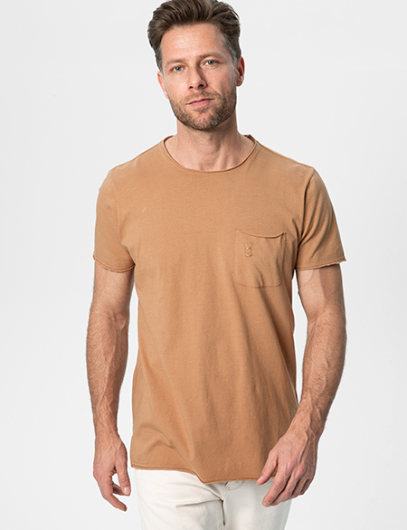 Mann in Basic T-Shirt Caramel
