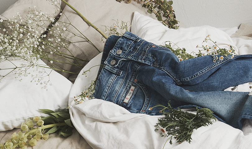Nachhaltige Herrlicher Jeans auf Bett liegend